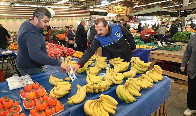 Bayraklı zabıtasından pazar yeri kontrolü