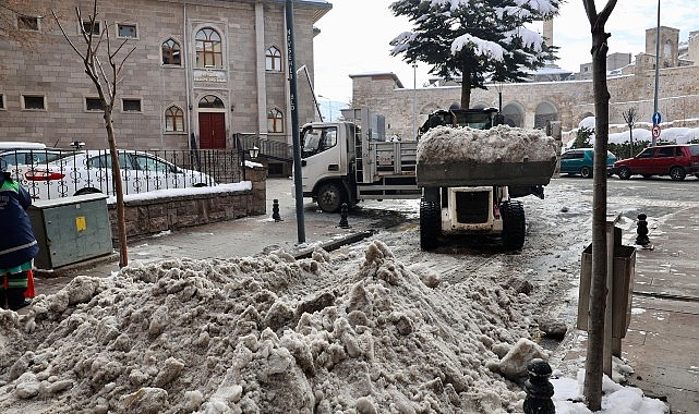 Belediye Caddesi ve Ana Arterlerde Kar Paklığı yapılıyor