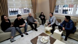 Bornova’da Lider Eşki’den samimi mesken ziyareti “Sadece hizmet değil, gönül bağı kurmak da önemli”