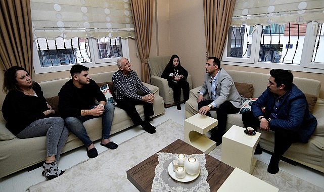 Bornova’da Lider Eşki’den samimi mesken ziyareti “Sadece hizmet değil, gönül bağı kurmak da önemli”