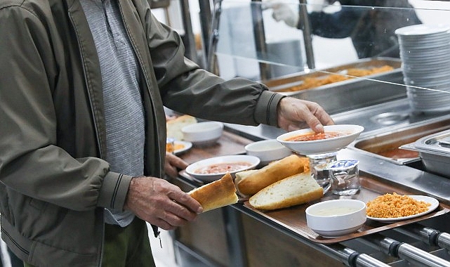 Buca Belediye Lokantaları öğrenciye ve emekliye can suyu oldu