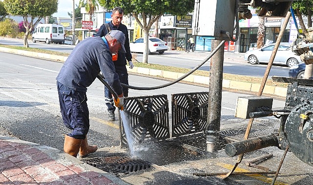 Büyükşehir Belediyesi yağmur dönemi öncesi mazgal paklığı çalışmalarını sürdürüyor