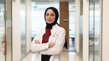 Çayı ve kahveyi şekerli içiyorsanız dikkat! Sıcak içeceklerdeki şeker asidik hale gelerek dişleri daha fazla aşındırıyor!