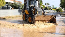 Çeşme Belediye takımları ağır yağışa karşı alanda