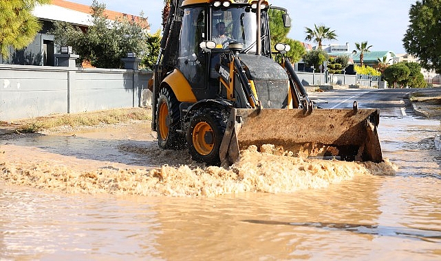 Çeşme Belediye takımları ağır yağışa karşı alanda