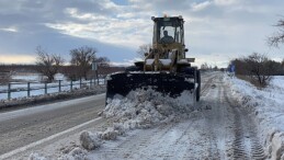 Çumra Belediyesi, kar yağışı münasebetiyle yol açma ve tuzlama çalışması yaptı