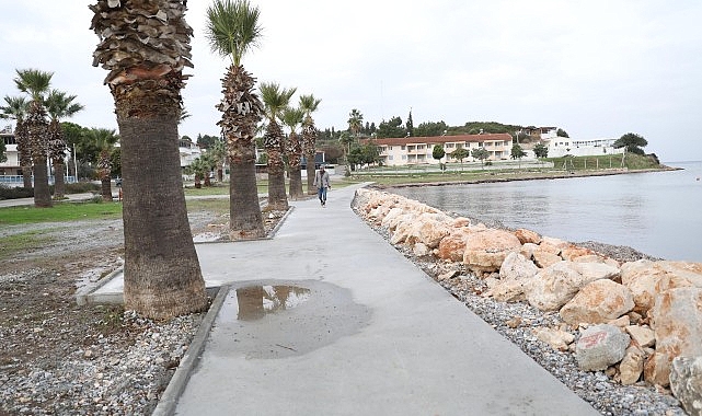 Didim Belediyesi Fen İşleri Müdürlüğü gruplarınca Sedef Koy’da bulunan yürüyüş yolu yenilendi.