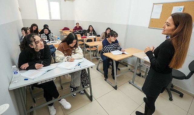 Gaziemir Belediyesi’nden bin 180 öğrenciye fiyatsız eğitim