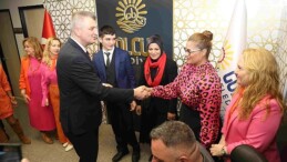 Gölcük Belediye Başkanı Ali Yıldırım Sezer, 3 Aralık Dünya Engelliler Günü kapsamında, başkanlık misyonunu özel birey Anıl Ege Aydın’a devretti.