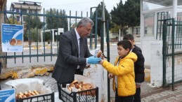 Güzelbahçe Belediyesi’nden öğrencilere süt ve pohaça