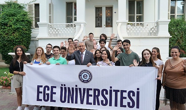 İzmir Büyükşehir Belediyesi, kent belleğinde kıymetli yeri olan Kültürpark’taki Göl ve Ada gazinolarını aslına uygun bir formda yeniliyor.