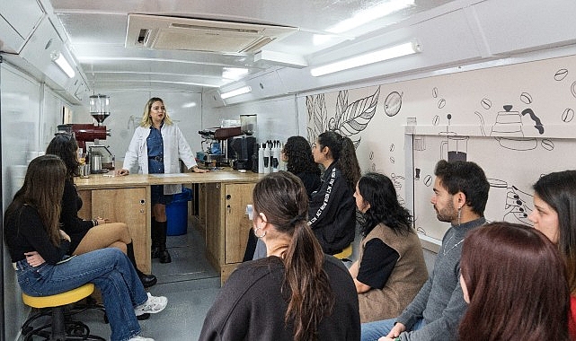 İzmir’in Taşınabilir Barista Otobüsü yollarda