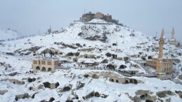 Kapadokya’nın Merkezi Nevşehir’de iki gündür tesirli olan kar yağışı sonrasında Nevşehir Kalesi etrafındaki Kayaşehir beyaza büründü