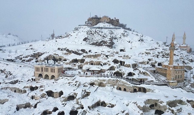 Kapadokya’nın Merkezi Nevşehir’de iki gündür tesirli olan kar yağışı sonrasında Nevşehir Kalesi etrafındaki Kayaşehir beyaza büründü