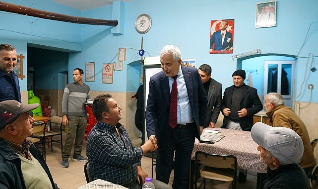 Kemalpaşa Belediye Başkanı Mehmet Türkmen, vatandaşlarla bir ortaya geldiği hemşehri ziyaretleri gerçekleştiriyor