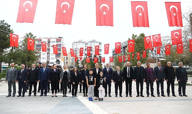 Lider Muhittin Böcek Atatürk Anıtı’na çelenk sundu