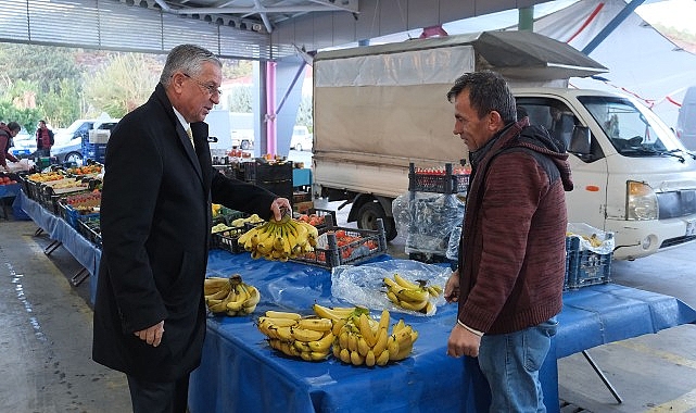 Lider Topaloğlu’ndan Pazar esnafına kahvaltı