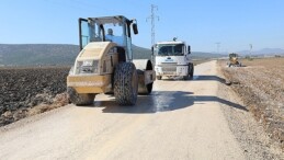 Menderes Belediyesi, İzmir Büyükşehir Belediyesi’nin dayanakları ile mahallelerde üretim yolları yapıyor.