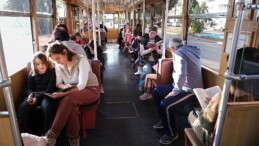 Nostalji tramvayında kitap okudular