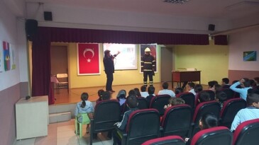 Öğrenciler itfaiyecilik mesleğini öğrendi