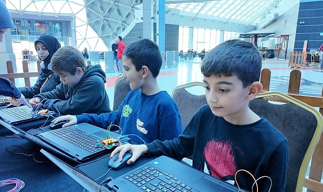 Öğrenciler Orta Tatilde Konya Bilim Merkezi’nde Dijital Dünyayı Keşfetti