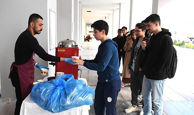 Osmangazi Belediyesi’nden ders çalışan öğrencilere fiyatsız çorba ikramı