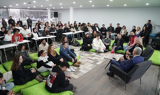 Rektör Prof. Dr. Budak, araştırma yürüten ve proje hazırlayan öğrencilerle bir ortaya geldi