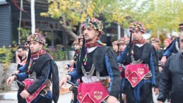 Seferihisar’da zeytinin hasat vaktini kutlamak için Orhanlı Köyü’nde şenlik düzenlendi.