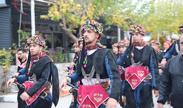 Seferihisar’da zeytinin hasat vaktini kutlamak için Orhanlı Köyü’nde şenlik düzenlendi.