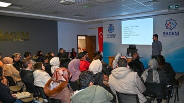 Selçuklu Aile Gelişim Merkezi (SAGEM) tarafından ailelere yönelik olarak “Çocukla Bağlantı ve Çiftler Ortasında Tesirli İletişim” bahisli seminer düzenlendi.