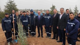 Selçuklu Belediye Başkanı Ahmet Pekyatırmacı, 11 Kasım Ulusal Ağaçlandırma Günü hasebiyle düzenlenen fidan dikim aktifliğine katıldı.