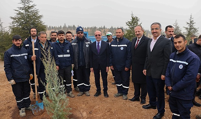 Selçuklu Belediye Başkanı Ahmet Pekyatırmacı, 11 Kasım Ulusal Ağaçlandırma Günü hasebiyle düzenlenen fidan dikim aktifliğine katıldı.