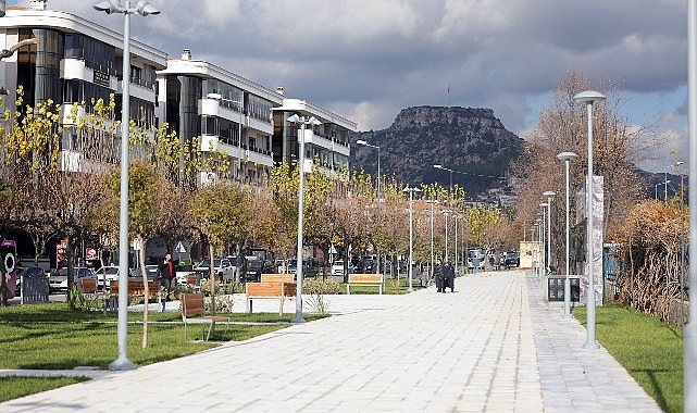 Sıhhat İşçileri Anıtı Bölgesi Yenilenen Yüzü ile Vatandaştan Tam Not Aldı
