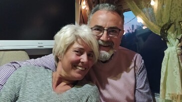 Türkiye’nin Tam Vakitli Karavan Hayatını Seçen Fenomen Çifti Fuat ve Oya Sakin: ‘Fuatoyasakin06’ ile Özgürlüğe Yolculuk!