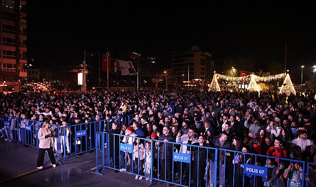 Antalyalılar yeni yıl coşkusunu Cumhuriyet Meydanı’nda yaşadı