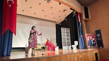 Aydın Büyükşehir Belediye Başkanı Özlem Çerçioğlu, ilçelerde yaşayan vatandaşları tiyatro aktiflikleri ile buluşturmaya devam ediyor.