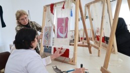Bayanlar Kök Boya Tekniği Kullanarak Halı ve Kilim Dokuyor