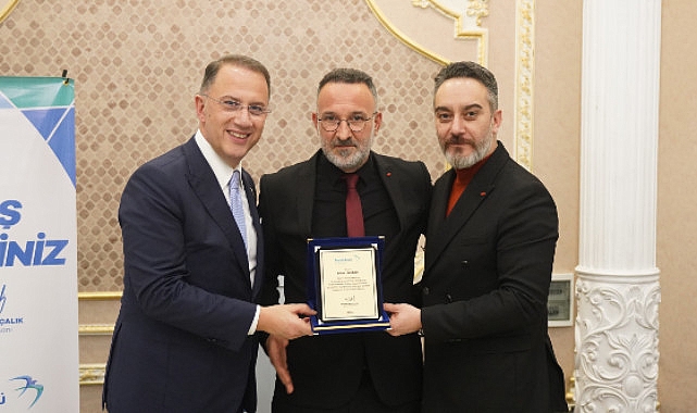 Beylikdüzü Belediyesi Emekli Olan İşçisine Veda Programı Düzenledi