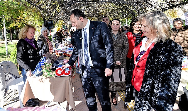 Bornova’da yılbaşı ruhu el emeği eserlerle canlanıyor