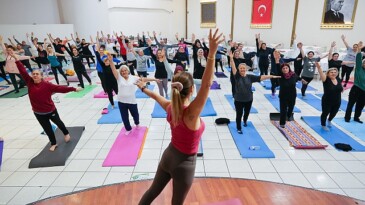 Buca’da pilates, zumba, yoga derslerine bayanlardan büyük ilgi