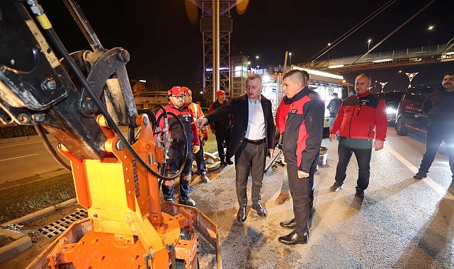 Büyükşehir’de yeni yıl gecesi de yol bakım hizmeti devam etti