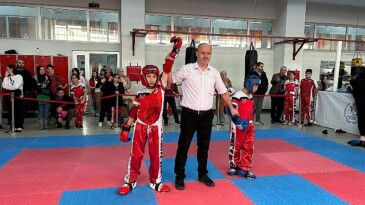 Canikli Atletlerden Gövde Gösterisi