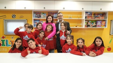 Ceyda Düvenci ve Aslı Cüreklibatır MediaMarkt’ın TEGV İş Birliğiyle Yürüttüğü “Eğitimle Daha İyiye” Projesi için Hatay’da çocuklarla bir ortaya geldi