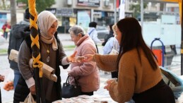 Didim Belediyesi, Regaip Kandili münasebetiyle Didim Merkez Camii önünde vatandaşlara kandil simidi ikramında bulundu
