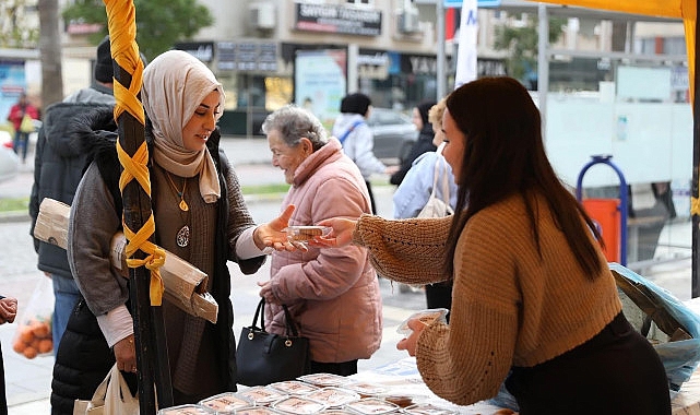 Didim Belediyesi, Regaip Kandili münasebetiyle Didim Merkez Camii önünde vatandaşlara kandil simidi ikramında bulundu