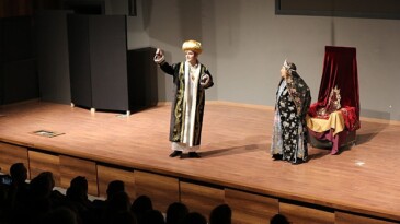 Dikili Belediyesi Tiyatro Topluluğu birinci oyunuyla perdeyi açtı