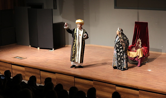 Dikili Belediyesi Tiyatro Topluluğu birinci oyunuyla perdeyi açtı