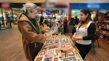 Gaziemirli bayanların el emeği eserleri bu stantta