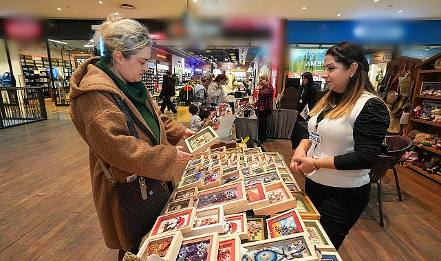 Gaziemirli bayanların el emeği eserleri bu stantta