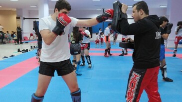 Geleceğin kick boksçuları idmanlarına devam ediyor